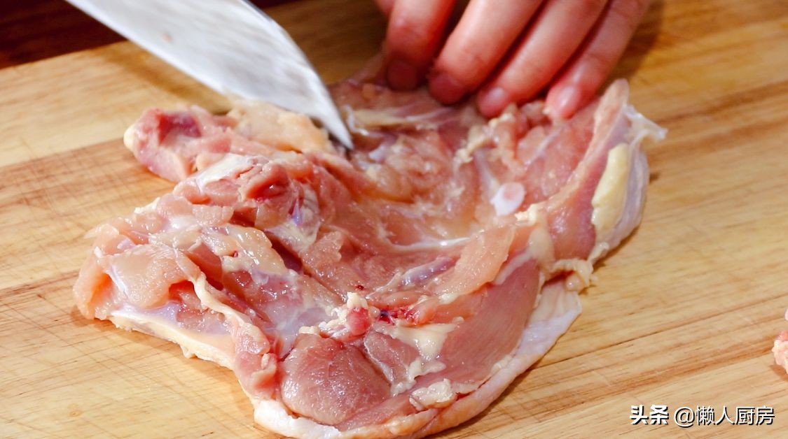 做鸡腿时，鸡肉里面包着咸蛋黄，记住这1点，没有腥味