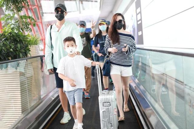 霍思燕带儿子出行，穿露脐装小秀性感，8岁嗯哼身高到妈妈肩膀