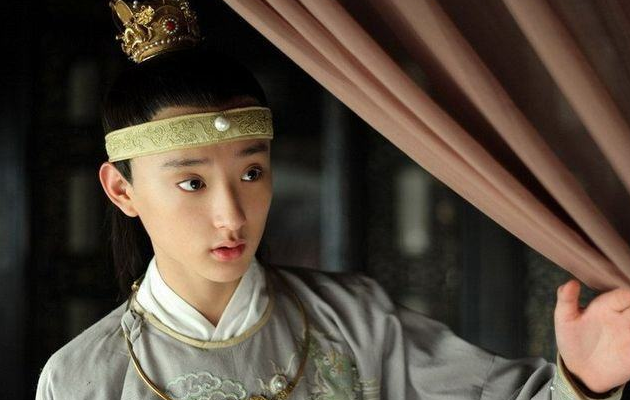 出道即巅峰的演员，于小彤成恋爱艺人，最后一