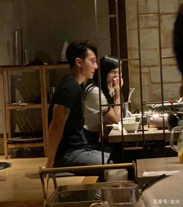 吴尊与老婆共进晚餐，手臂肌肉线条明显，侧颜精致素颜状态能打