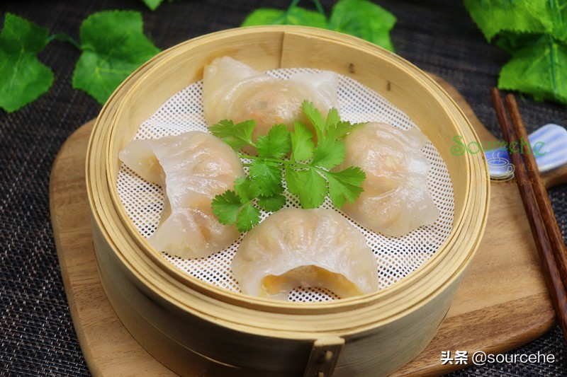 正宗的水晶虾饺做法，皮薄馅大，柔韧鲜美，晶莹剔透，好看又好吃