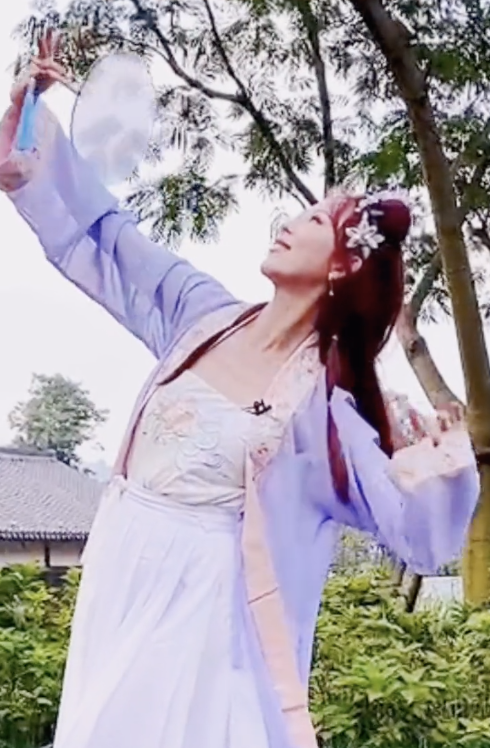 蔡少芬中秋晒全家福，穿古装跳舞鱼尾纹抢镜，服装被吐槽像丫鬟