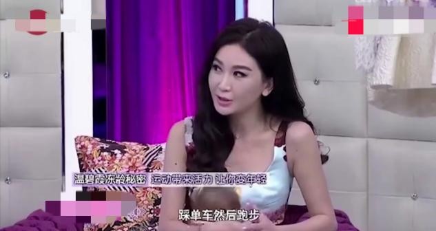 55岁温碧霞晒工作花絮，皮肤状态堪比少女，穿白西装又美又酷