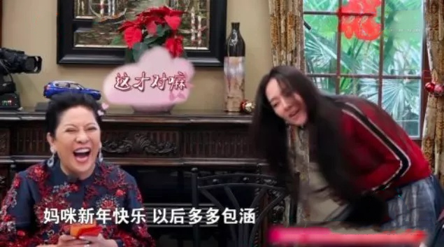 向华强祖孙三代在公园散步，向佐帮郭碧婷拎鞋