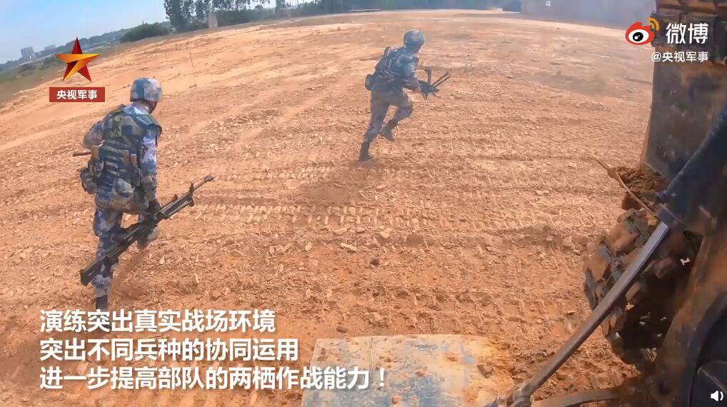 解放军新型超轻重机枪曝光，海军陆战队员单手拎着登陆夺控冲锋