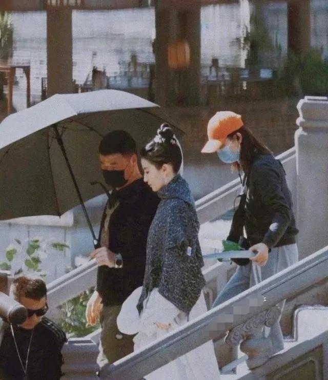 Below far Yi Fei seeing Liu and old dawn bridge opening in be passionately in love... it is # Liu Yifei so Chen Xiao pulls hand road to appear #