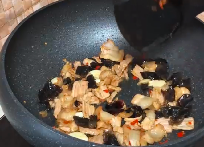 圖片[6]-木耳炒肉的做法 肉片滑嫩可口冬天要多吃-起舞食譜網