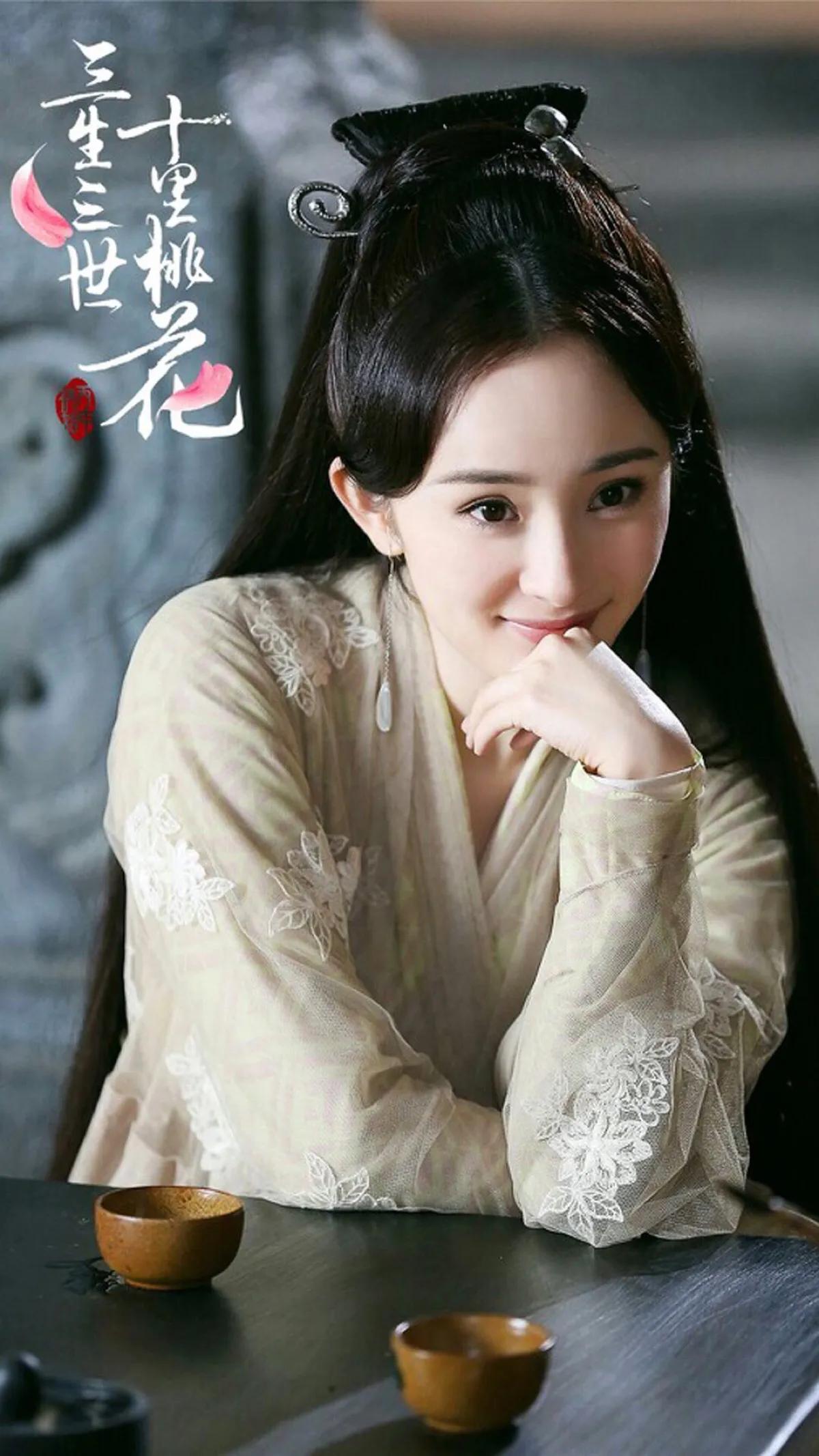 近期杨幂越来越悠闲 频繁逛街看腿识人出现在三里屯 粉丝偶遇超兴奋