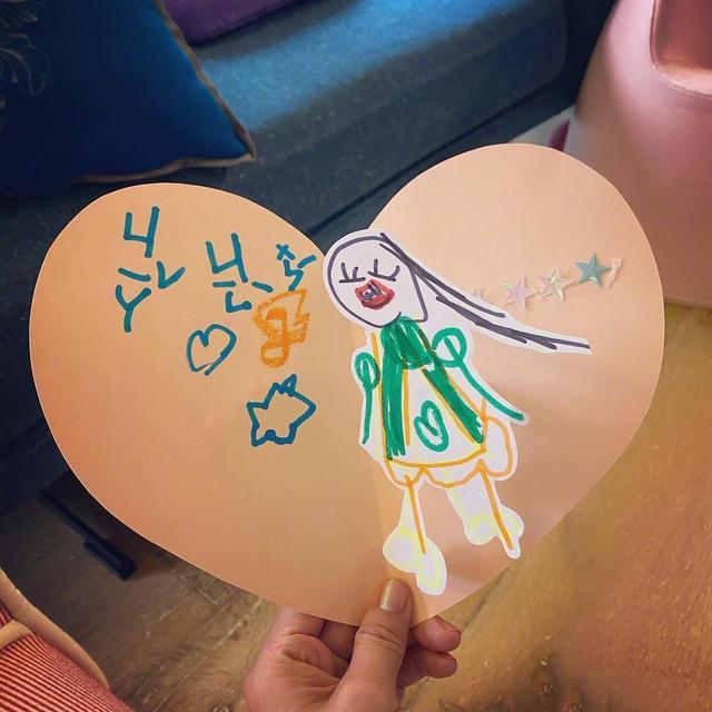 贾静雯46岁生日，修杰楷大女儿左右献吻，咘咘波妞画风自成一派