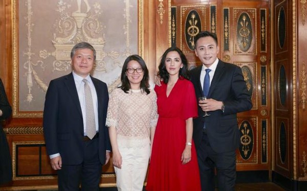 劉燁妻子帶娃出街，10歲諾一身高快赶超媽媽，五官和劉燁太像了