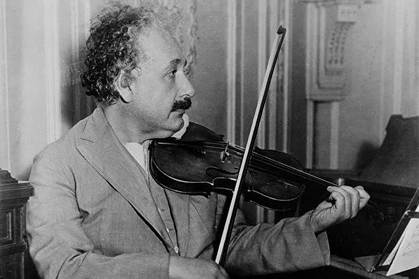 在爱因斯坦的余生中,小提琴也一直陪伴着他.