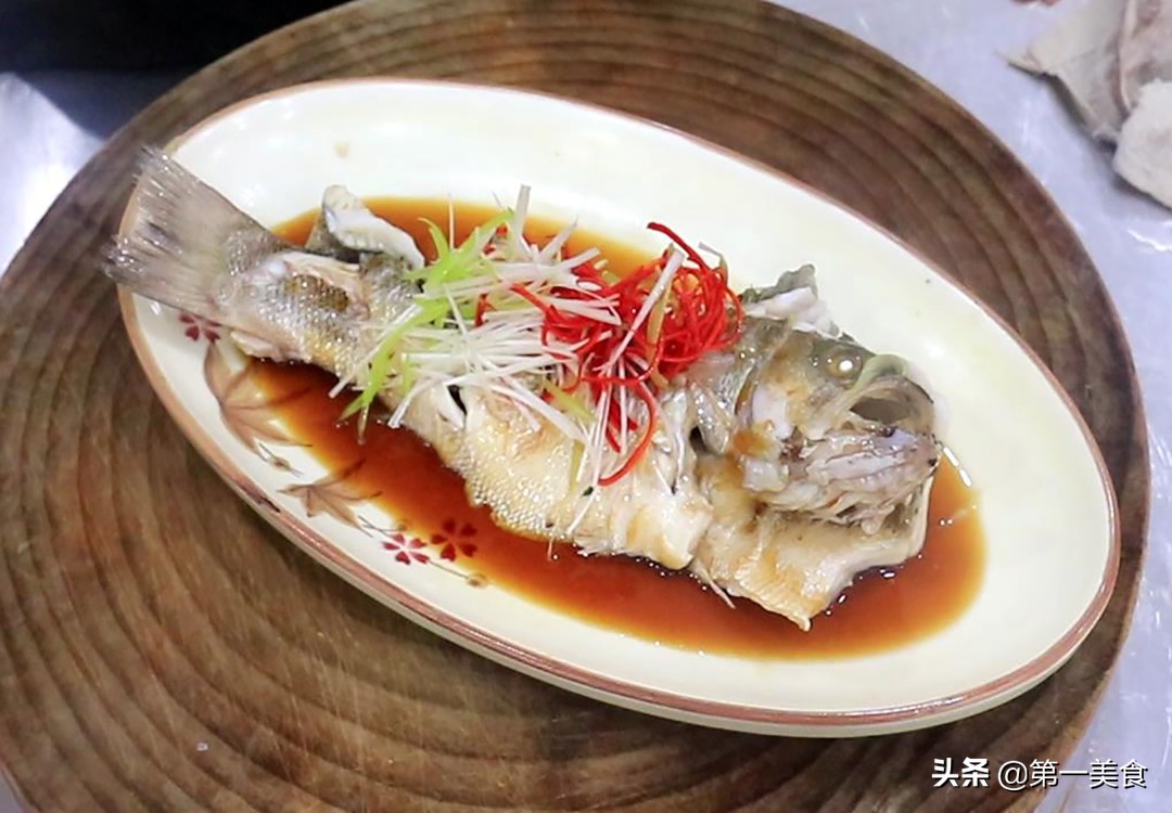 图片[9]-饭店的清蒸鲈鱼为啥好吃又不腥？原来去腥有技巧 厨师长教如何做-起舞食谱网