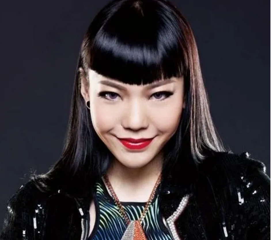 从纽约时代广场的顶流，沦落到小县城卖唱，吴