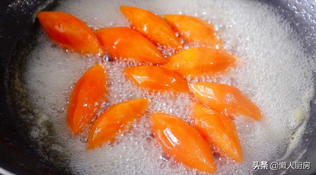 不需要油炸，用水和冰糖一起煮，教你做冰糖蜜薯，香甜软糯