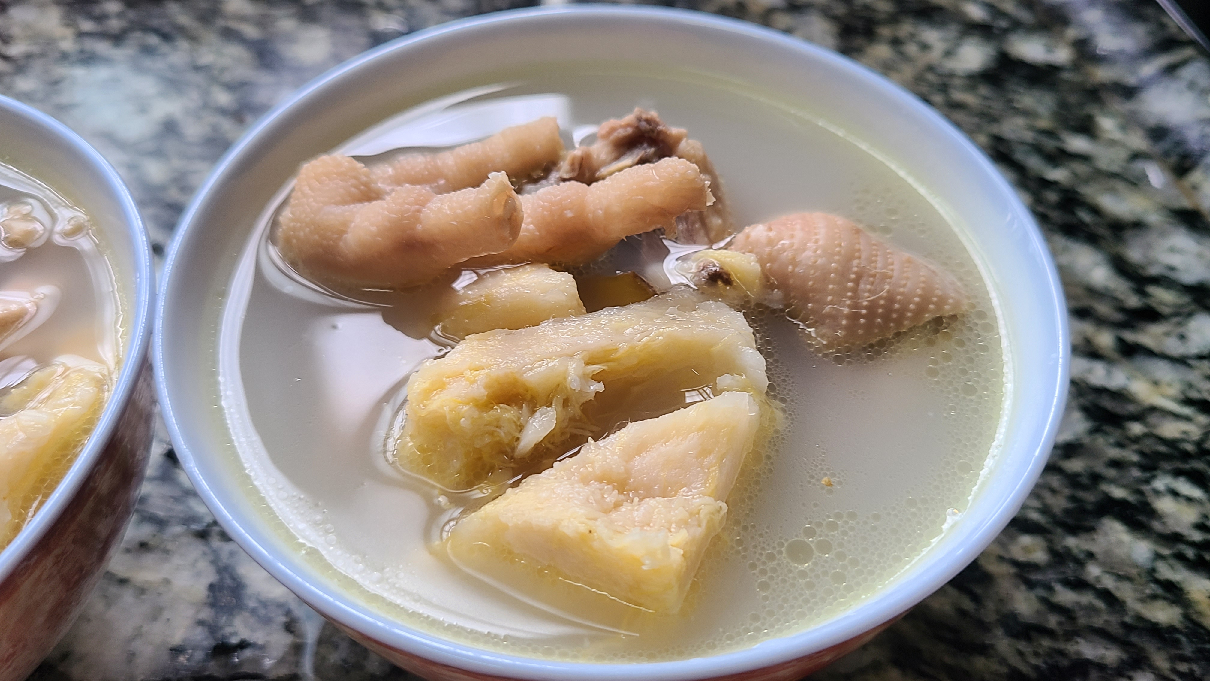 榴莲炖鸡，广东夏天很常见的一道美食，好喝简单，味道特别