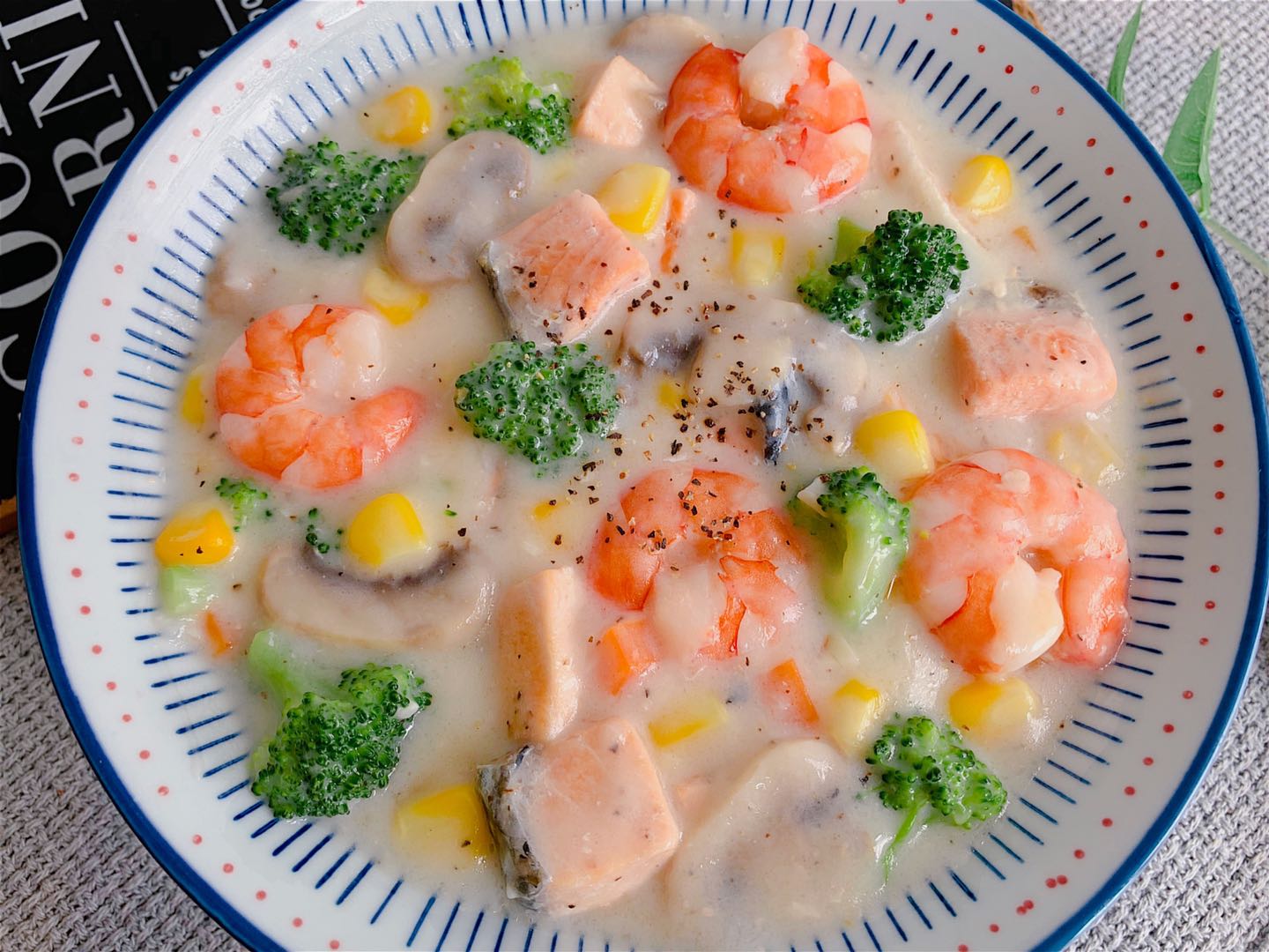 图片[2]-奶香三文鱼蘑菇汤做法步骤图 适合孩子吃 肉嫩刺少-起舞食谱网