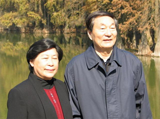 回顾上海证券交易所成立，朱镕基曾向邓小平汇报，邓：你只管做