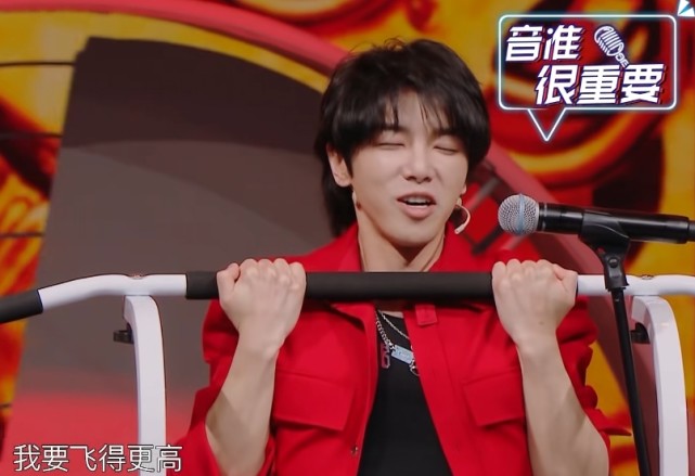 Hua Chenyu and Guan Xiaotong sit on sofa, who notices to spend beautiful sitting position? It is the greatest to sister-in-law respect