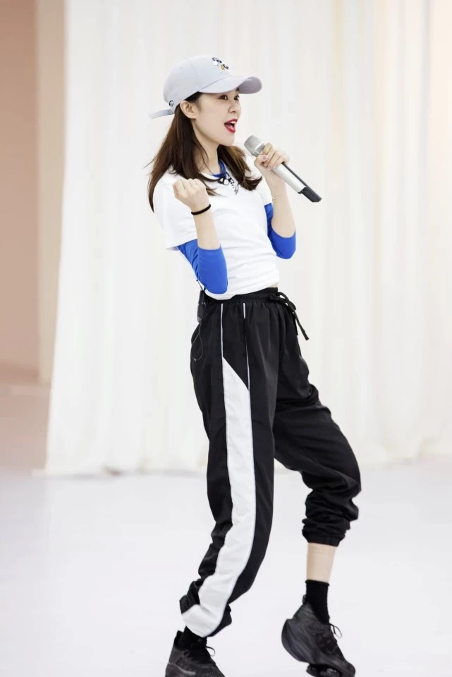 不想打安全牌，唱功与实力都在线，她的腿又出