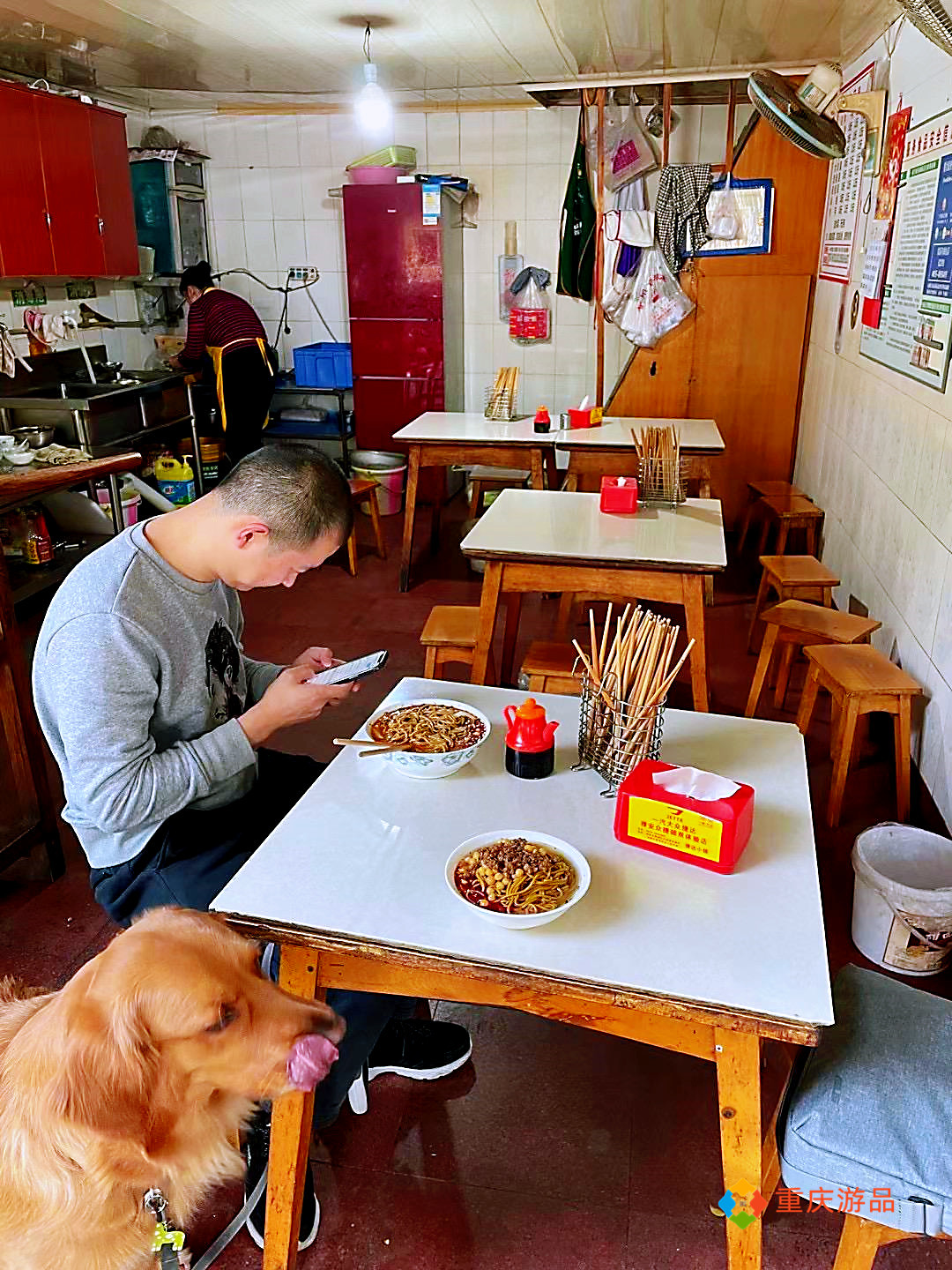 重庆小两口环游中国：抵达四川石棉，烧烤美味，金毛犬成功入住