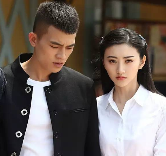 当“资源咖”却被嘲讽，如今降级口碑翻盘，景甜与她的传奇15年