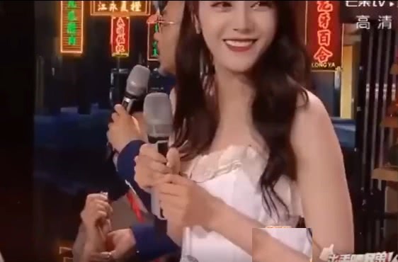 迪丽热巴直播遇突发状况：猥琐男拿戒指冲上台