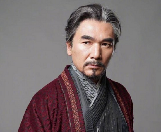 王晶只是借用了《倚天屠龙记》的名字，剧情跟