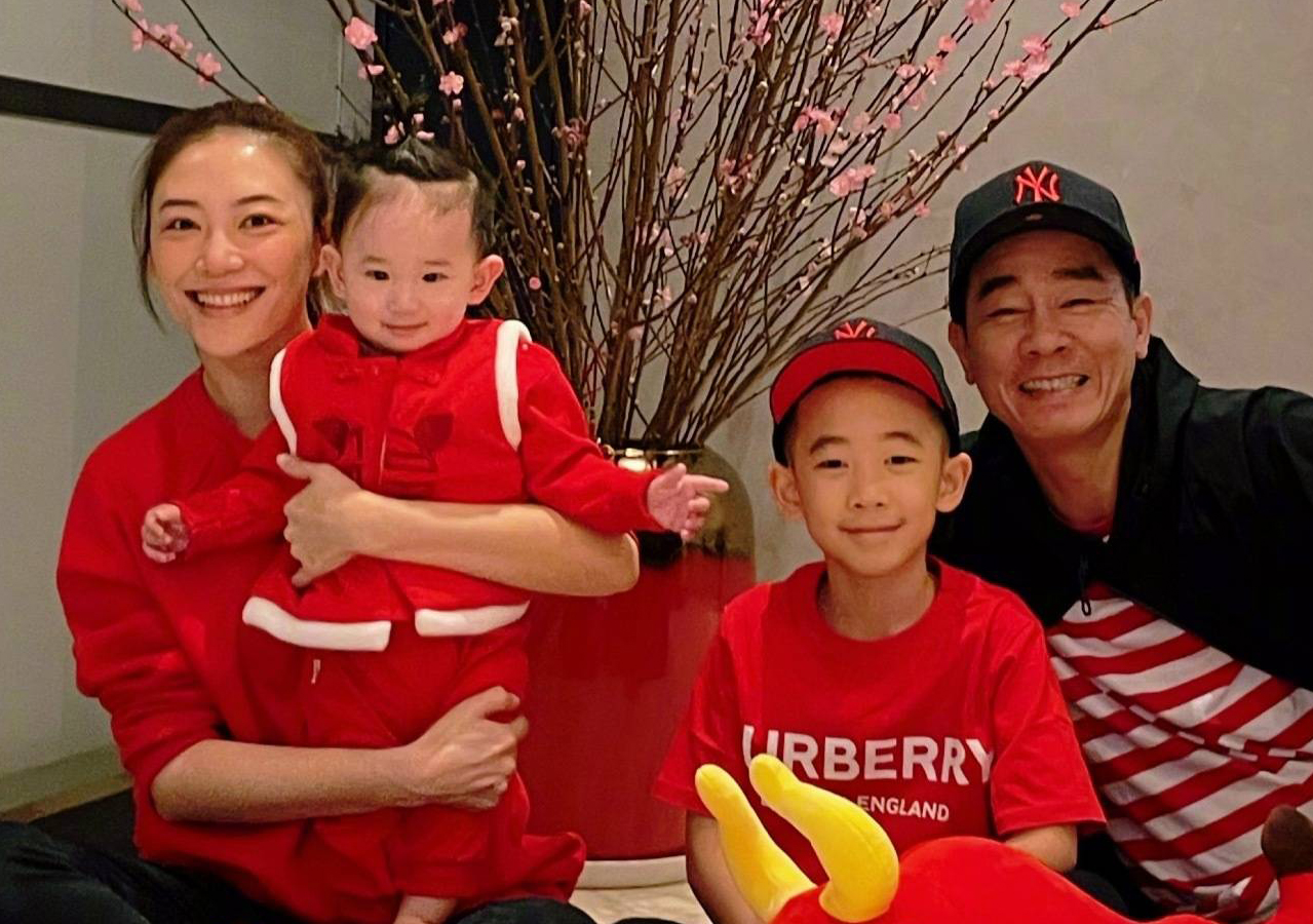 應采兒倆兒子上演“兄弟情深”戲碼，小小春帥氣，hoho可愛