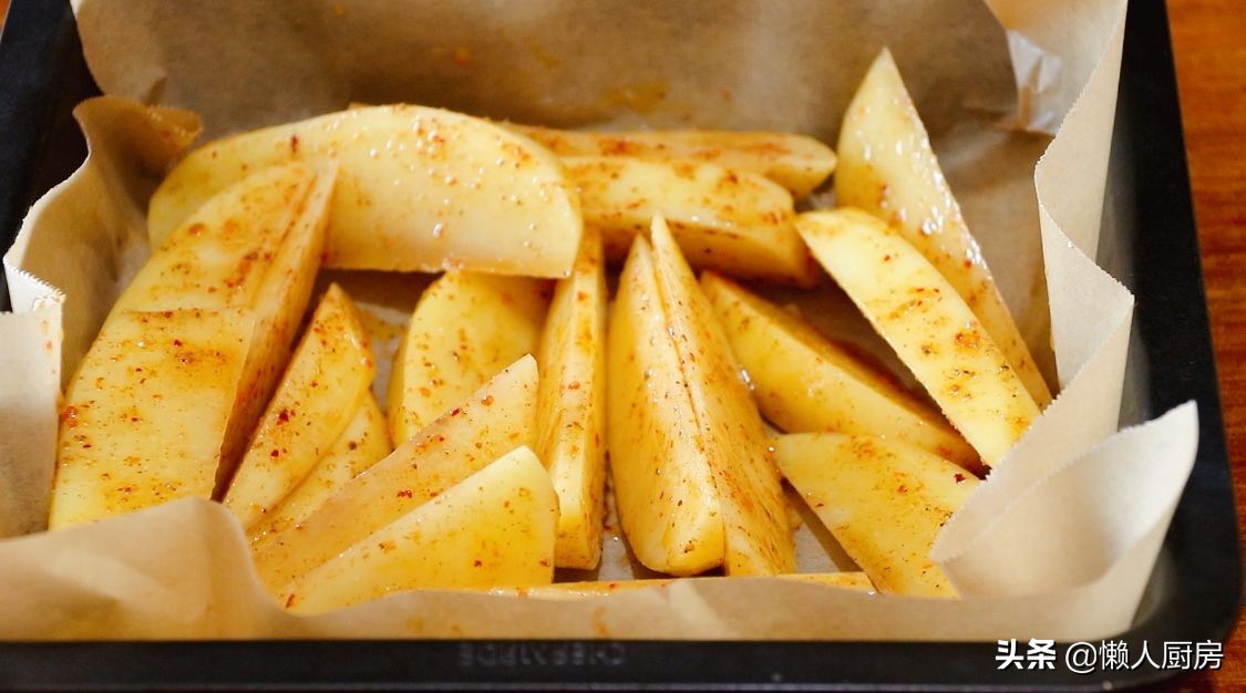土豆不用炒，撒點辣椒面和燒烤粉，比炸著吃的省油，鹹香軟糯