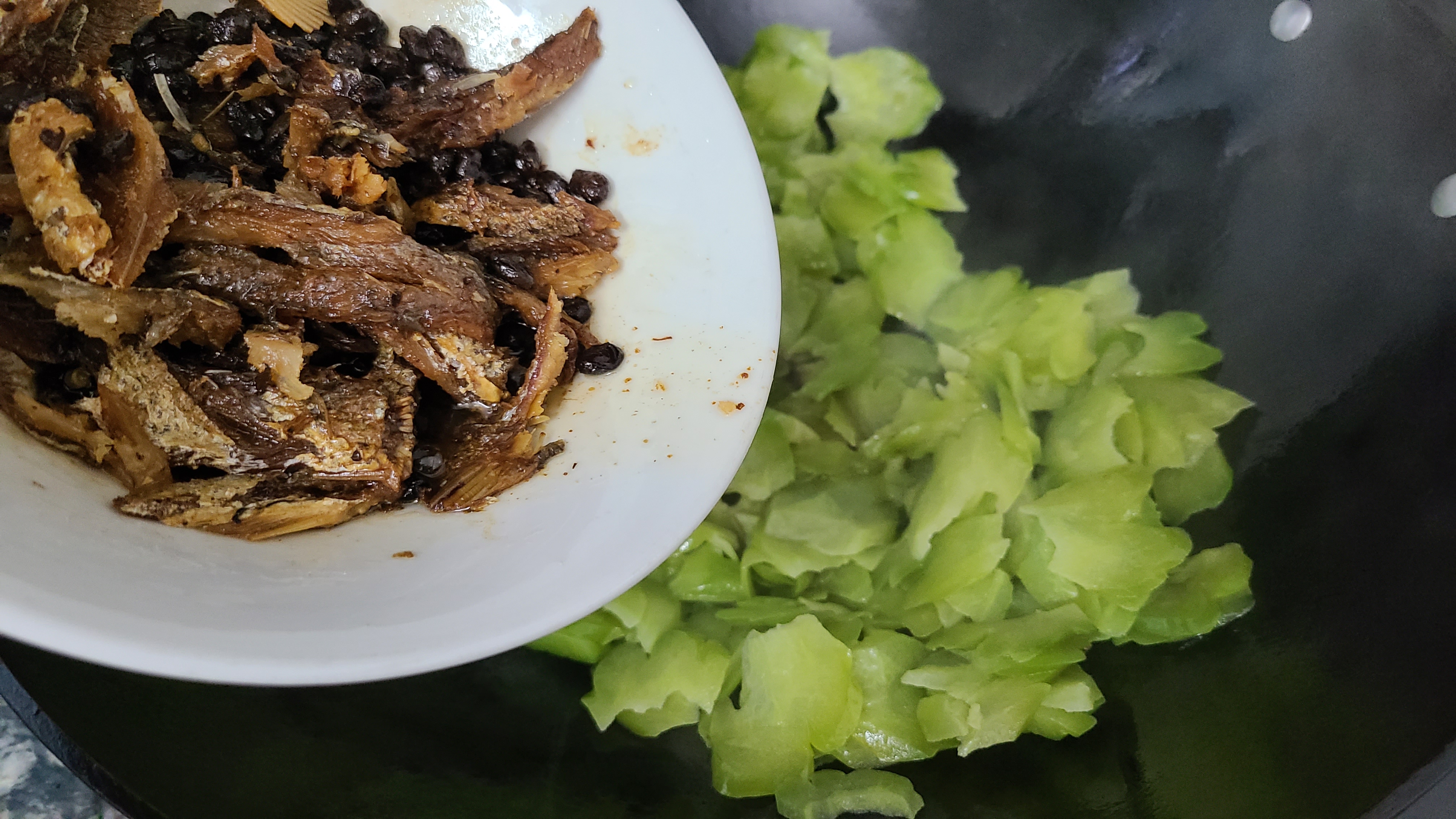 豆豉鲮鱼炒苦瓜，广东人夏天经常吃的家常菜，下饭又好吃