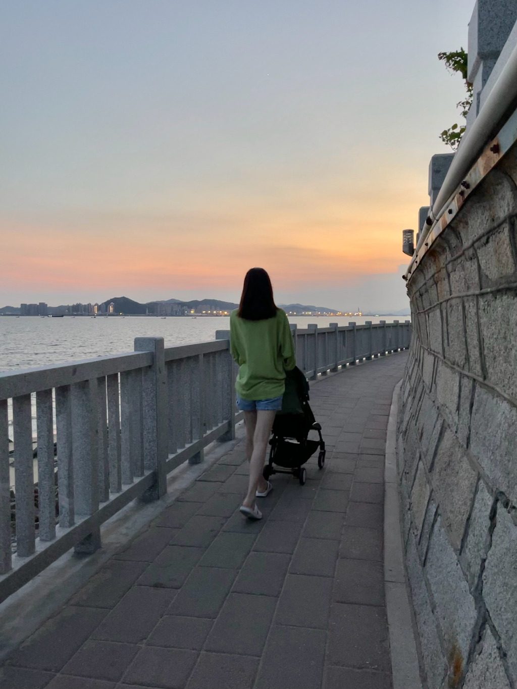 林峯一家三口漫步海边，和张馨月互为彼此掌镜，牵手女儿父爱满满