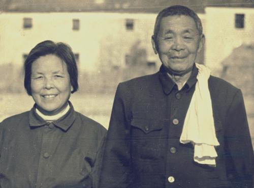 我国唯一的农民将军是谁？他刚授少将就回乡，妻子立遗嘱捐赠遗体