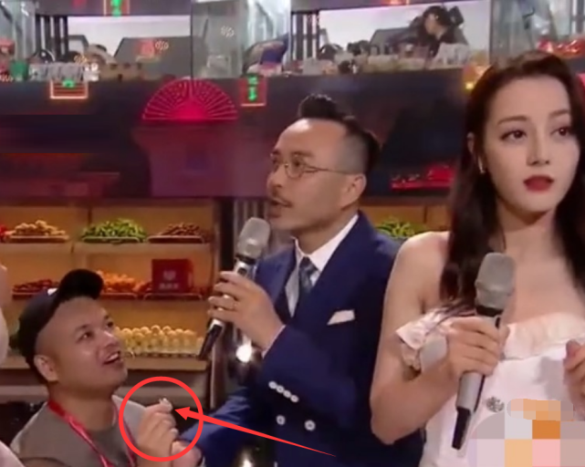 迪丽热巴直播中被求婚，看清男方汪涵及时阻拦