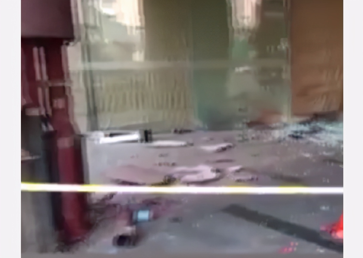 特斯拉失控冲进酒店大堂，30年驾龄司机喊冤：真