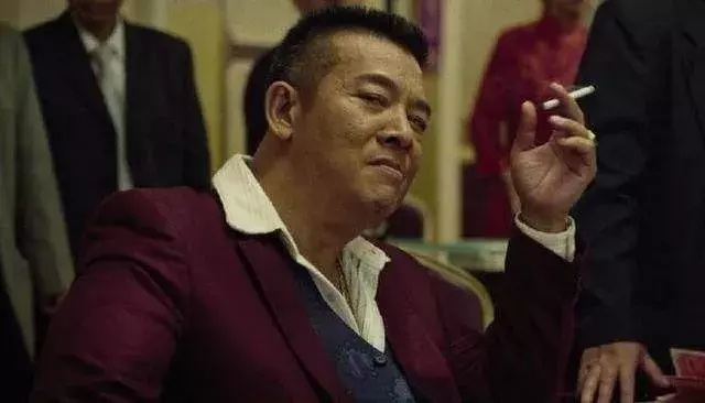 《龙在江湖》丧波,入行36年第一次拿奖,网友:好演员的春天来了