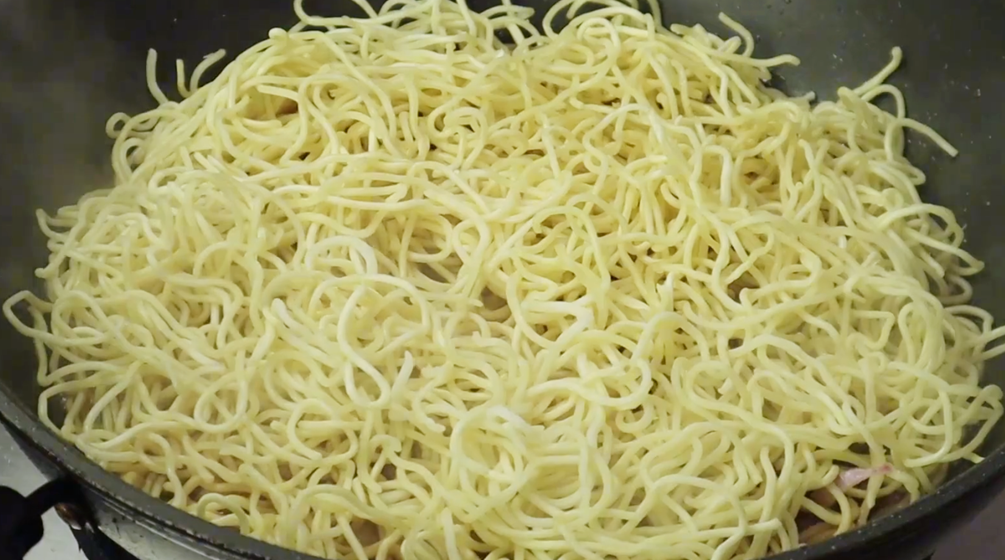 兩個洋蔥1斤麵條，直接丟進鍋裡，出鍋比吃紅燒肉還解饞，真好吃