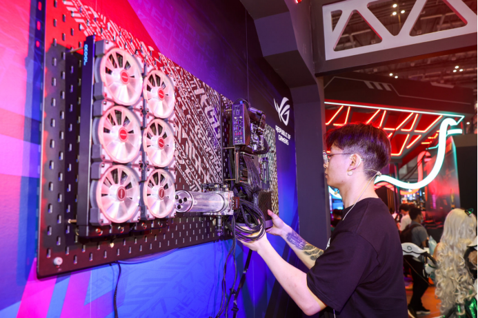 CF对抗赛+液氮超频 华硕主板引爆BW2021