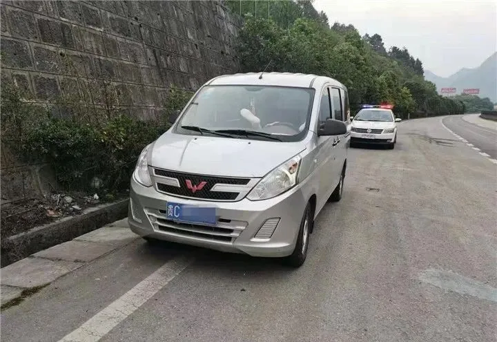 遵义高速路边,一司机竟在车里呼呼大睡?更让交警无语的是…