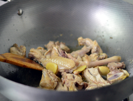 图片[3]-炖鸡汤有人先焯水有人先煎炒教你正确做法鸡汤鲜香不油腻-起舞食谱网