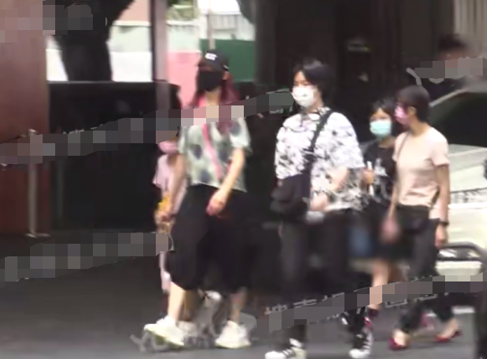 蔡少芬牵女儿现身街头，大口吃饭动作接地气，不穿名牌无一人认出