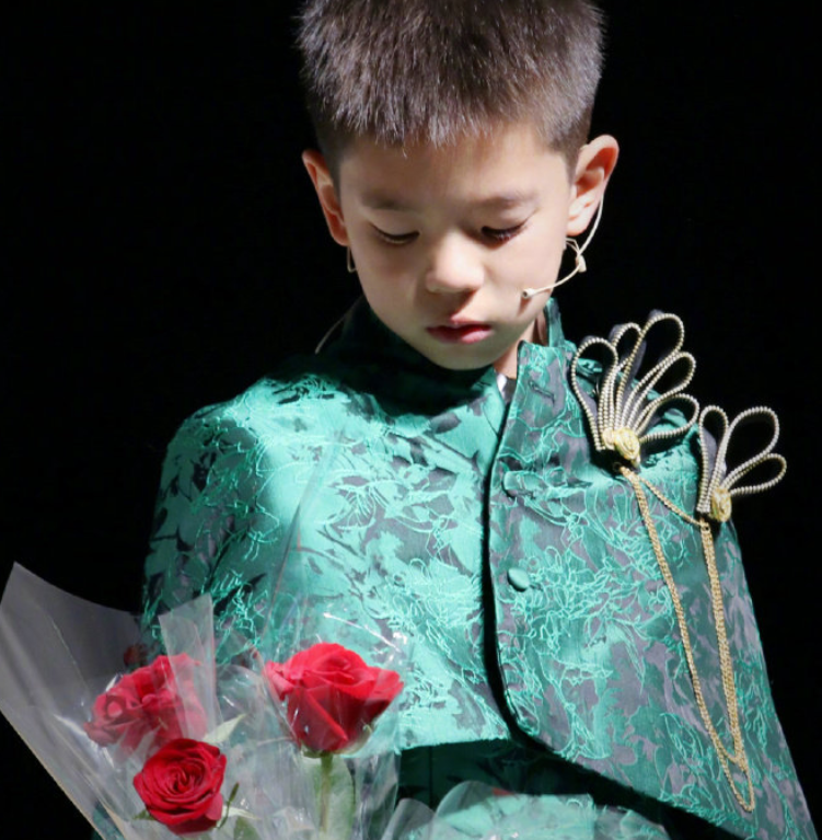 霍思燕支持兒子演出，原相機下的嗯哼成亮點，這長相帥到路人