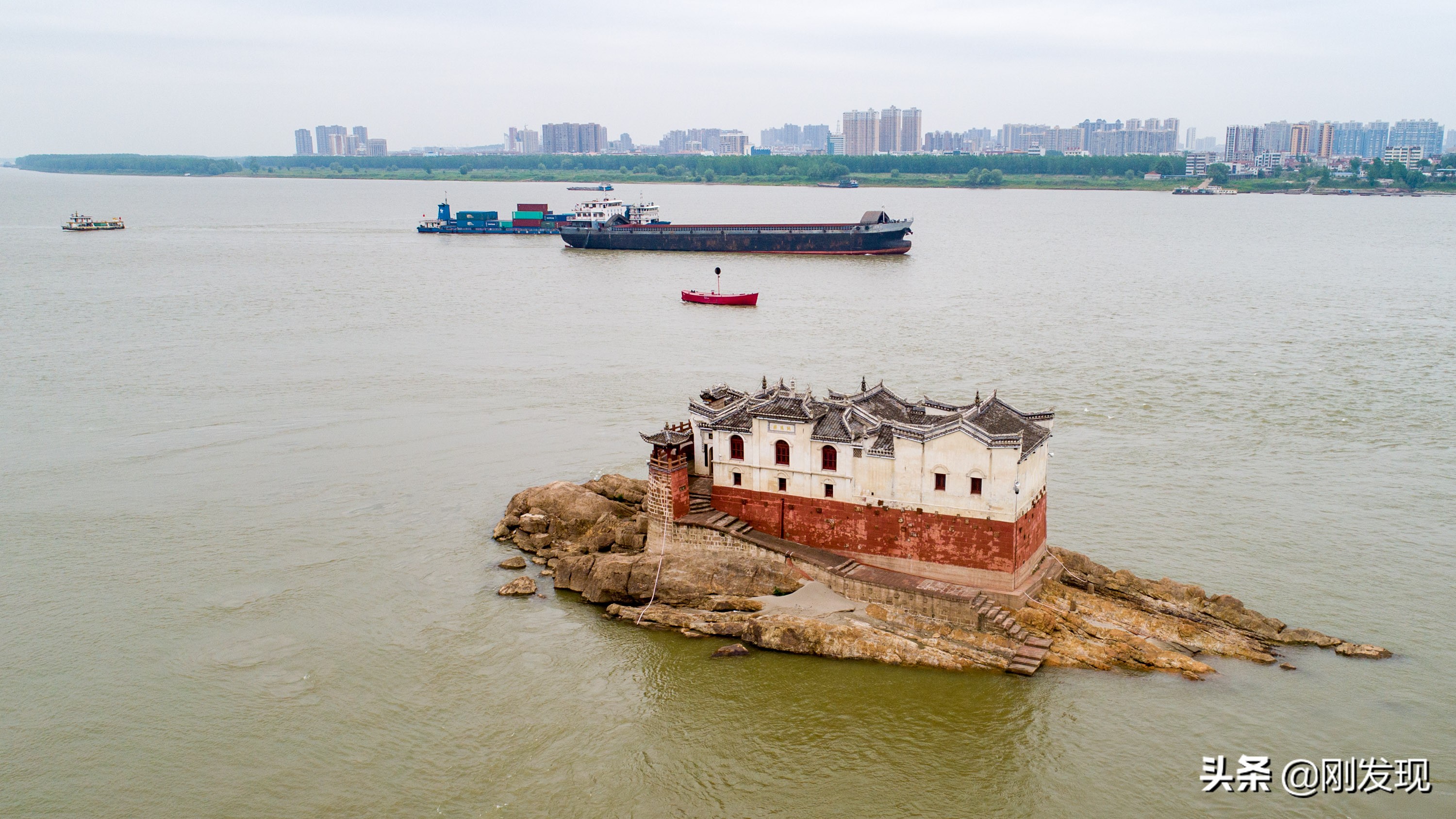 漂浮了七百多年的观音阁,是万里长江上唯一把两座城市隔开的建筑