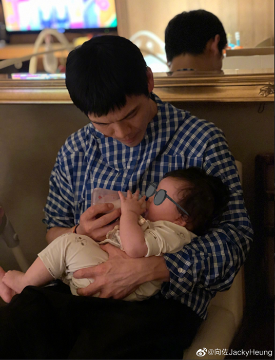 向佐父亲节晒全家福，全家人轮流抱小公主，女儿胖嘟嘟像极了向太