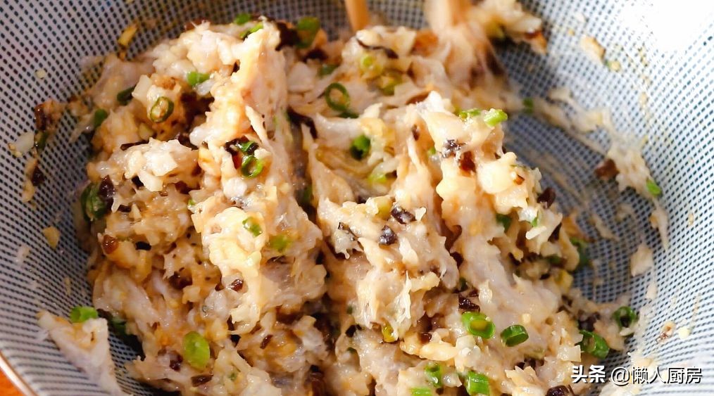 豆腐皮别只会烧汤，配上虾仁和莲藕，做成这道小吃，口感很丰富