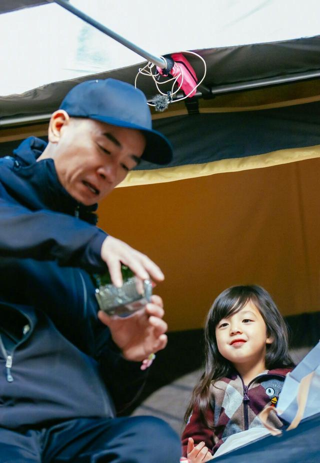 应采儿晒Jasper跳街舞画面，小小春暴风式长高，酷似陈小春