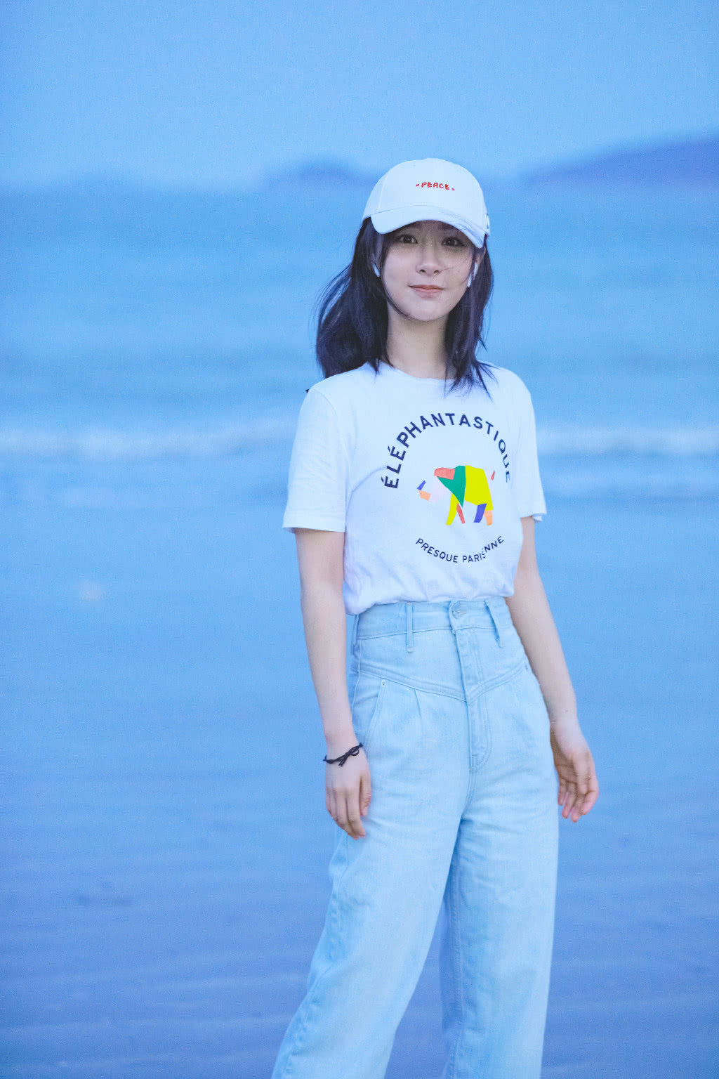 杨紫海边散步，日系穿搭文艺十足，一点没有2