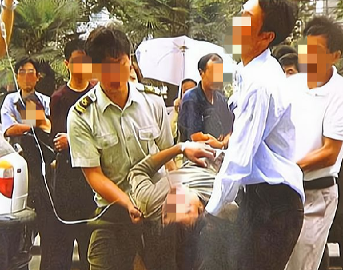 南京投毒案：因妒忌好友生意火爆，男子恶意投毒，致300多人伤亡