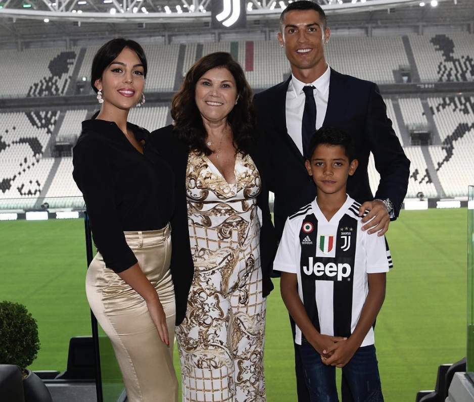 C罗求婚成功！征服他的竟然是个柜姐，堪称“现实版王漫妮”逆袭