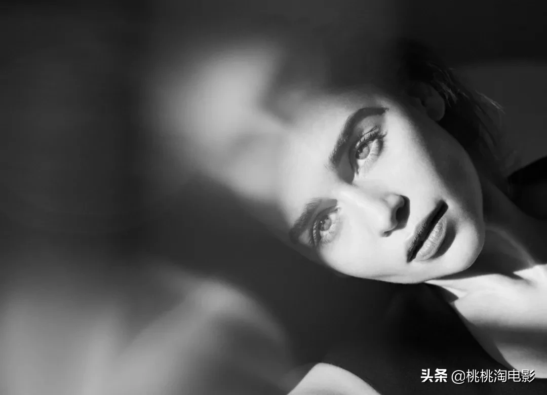 组图:想念她吗?“龙妈”艾米莉亚·克拉克杂志写真大片