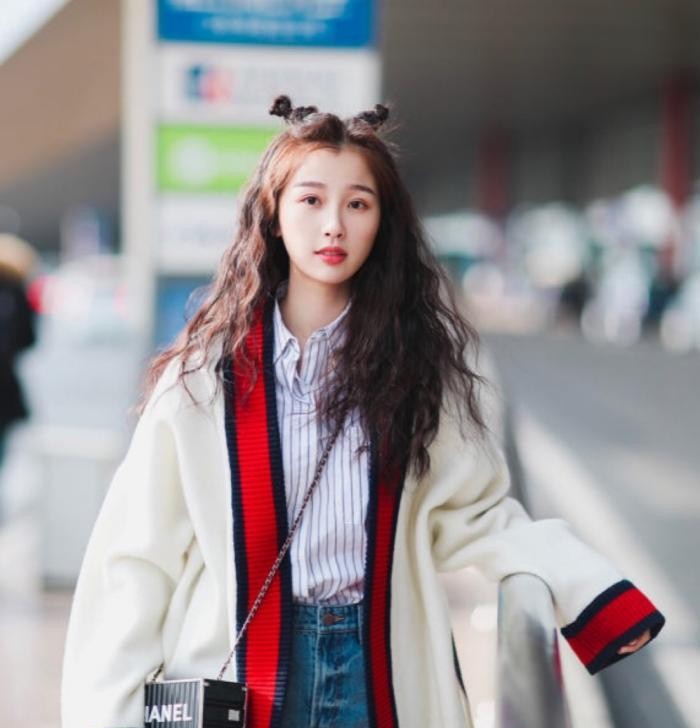 人家练舞都穿运动鞋，看看虞书欣穿的啥？大小